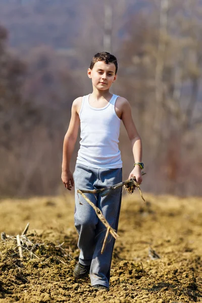 Chlapec na půdě pluh — Stock fotografie
