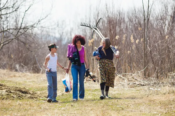 Familie auf dem Rückweg von der Feldarbeit — Stockfoto