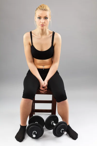 Atletische jonge dame uit te werken met gewichten — Stockfoto