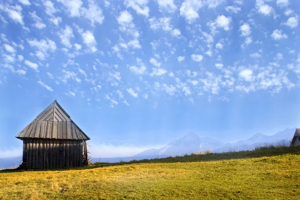 Holzhütte im Gebirge — Stockfoto