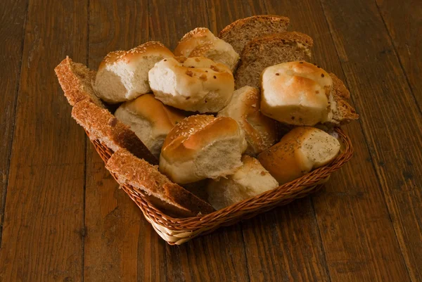 Корзина разнообразного хлеба — стоковое фото