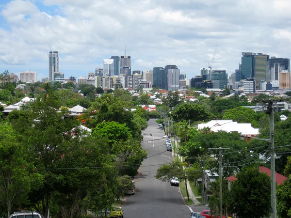 Ciudad de Brisbane en Queensland australia mostrada desde la calle suburbana — Foto de Stock