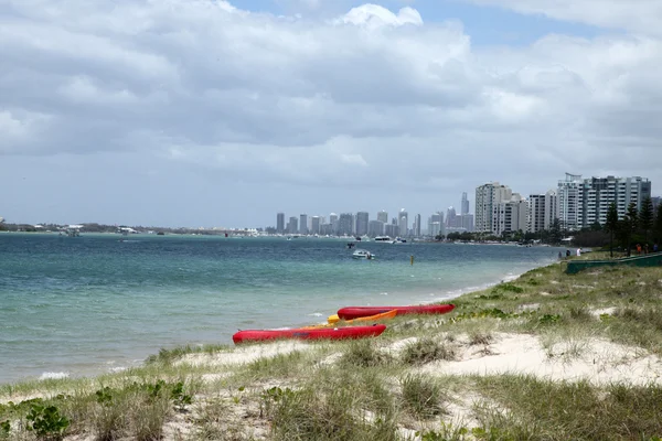 Spiaggia che conduce alle spiagge della costa dorata nel Queensland, Australia — Foto Stock
