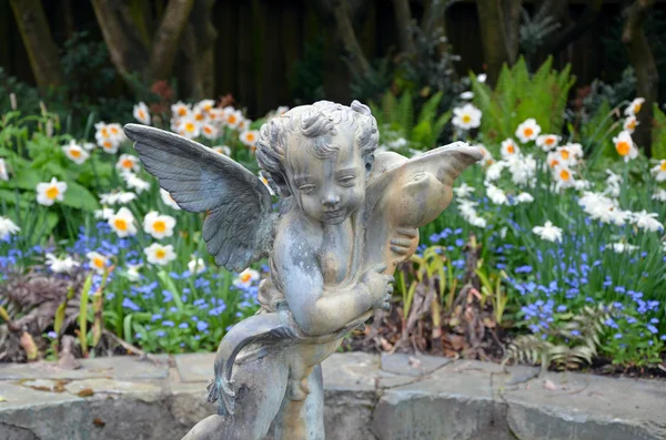 Kleine engel standbeeld — Stockfoto