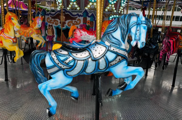 Синій карусель кінь — стокове фото