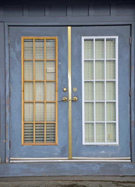 Alte Fenstertüren — Stockfoto