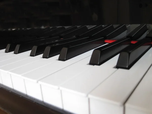 Pianotoetsen met noten, muzikale achtergrond. — Stockfoto