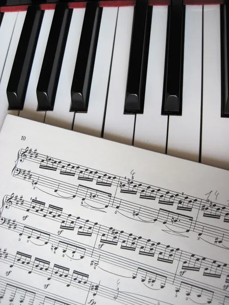 Teclas de piano com notas, fundo musical. — Fotografia de Stock