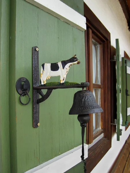 Deur op een groen houten deur geklopt — Stockfoto