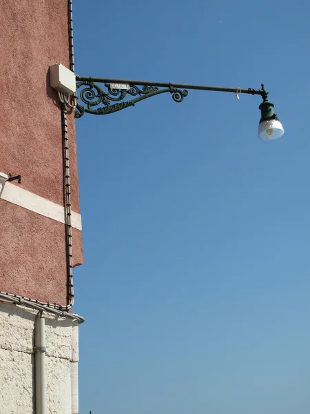 Вінтажний вуличний ліхтар на стіні — стокове фото