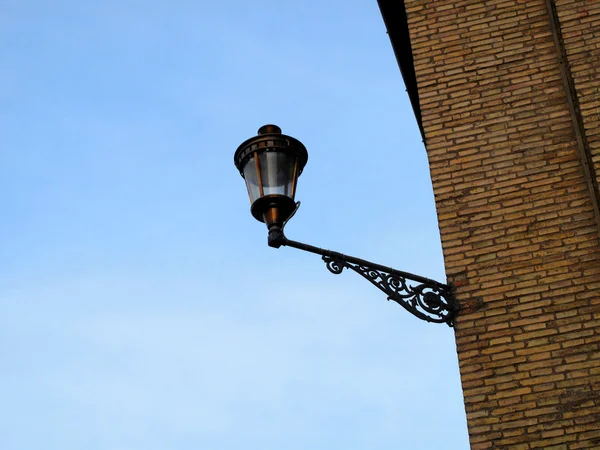 Lámpara de calle Vintage en pared — Foto de Stock