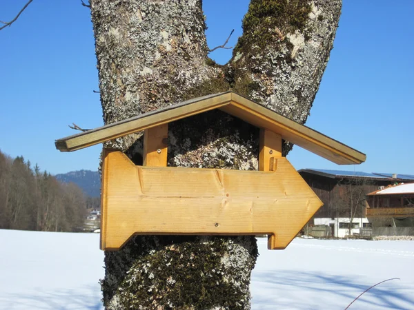Lege rustieke houten wegwijzer tegen blauwe hemel, met knippen pat — Stockfoto