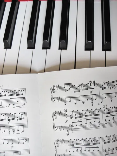 Clés pour piano avec notes, fond musical. — Photo