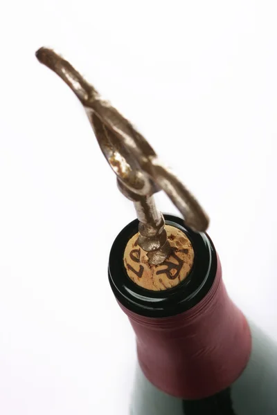 Korkenzieher, der in eine Weinsicherung in einer Flasche eingesetzt wird — Stockfoto