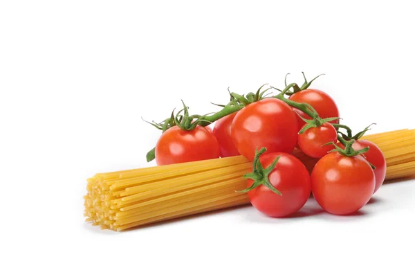 İtalyan makarna spagetti ve kiraz domates — Stok fotoğraf