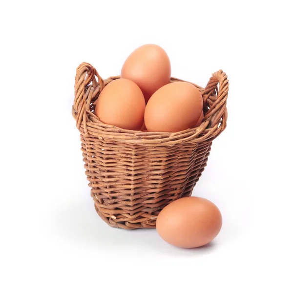 上一个白色篮子里的鸡蛋 — 图库照片