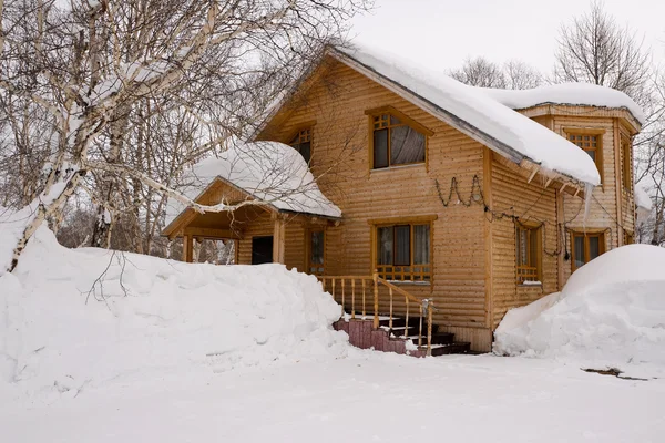 Haus unter Schnee — Stockfoto