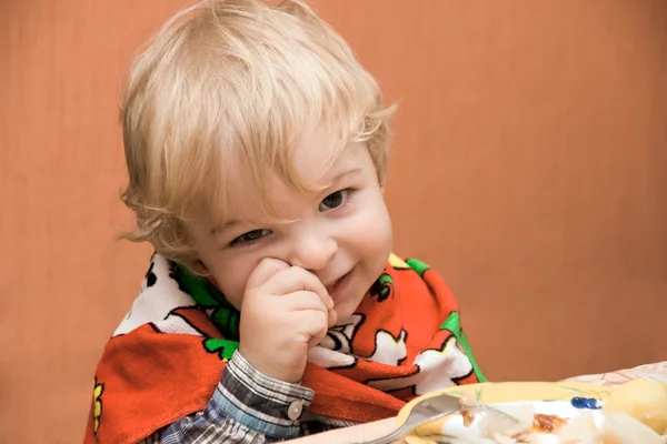 Junge isst Essen — Stockfoto