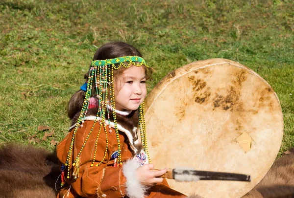 Barn med tamburin — Stockfoto