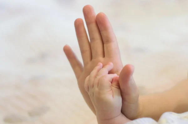 Mãos da mãe e do bebê — Fotografia de Stock