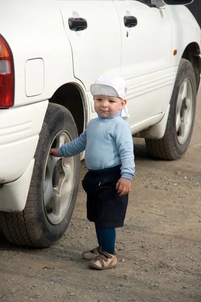 Chlapec a auto — Stock fotografie