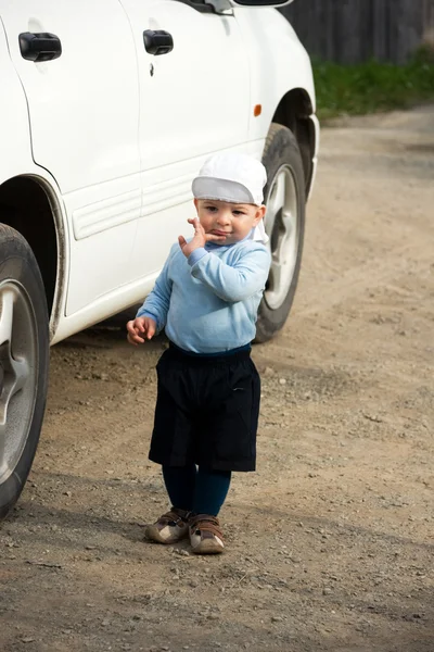 Мальчик и машина — стоковое фото