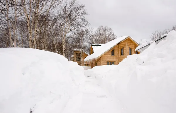 Hus under snö — Stockfoto