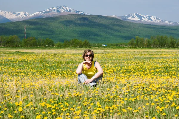 Woman on a meadow — Stock Photo, Image