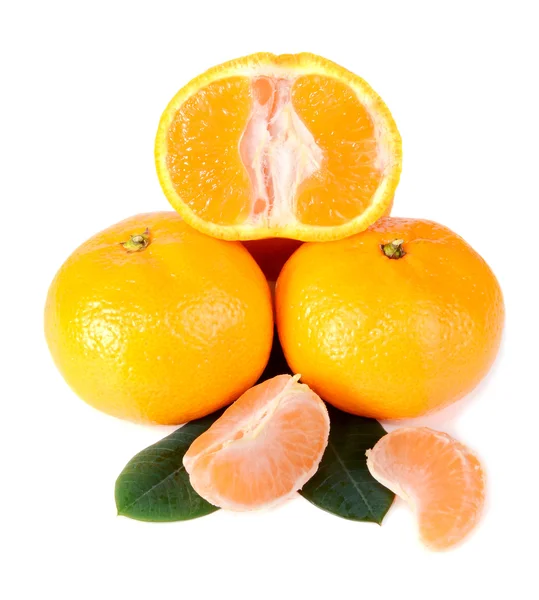 Mandarinka se zelenými listy — Stock fotografie