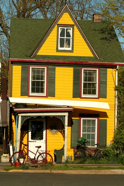 Barevný žlutý dům — Stock fotografie