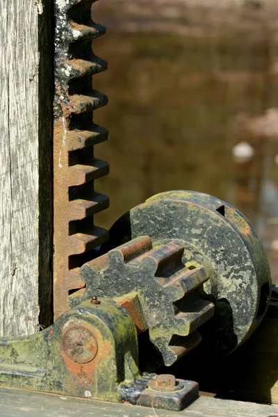 旧的锈蚀金属齿轮 — 图库照片