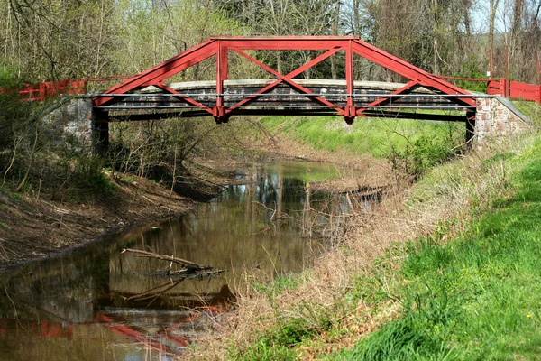 Kleine brug over creek — Stockfoto