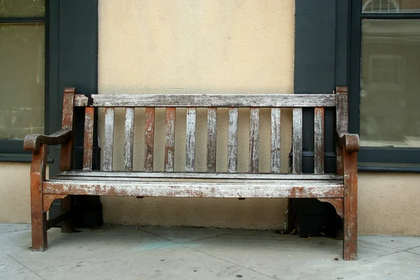 古い木造のベンチ — ストック写真