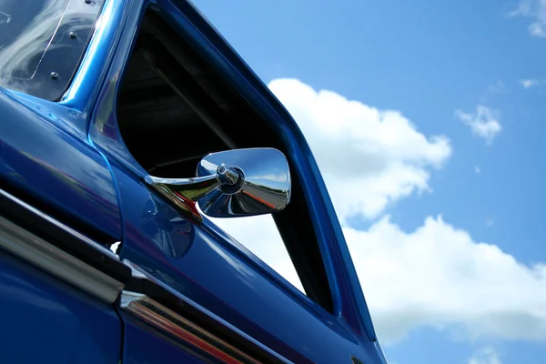 Modré auto s modrou oblohou — Stock fotografie