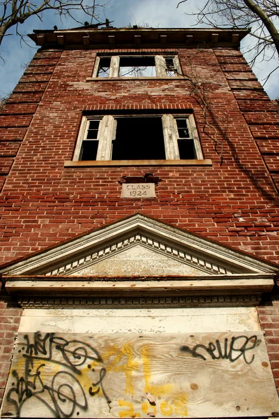 Vecchio edificio scolastico abbandonato — Foto Stock