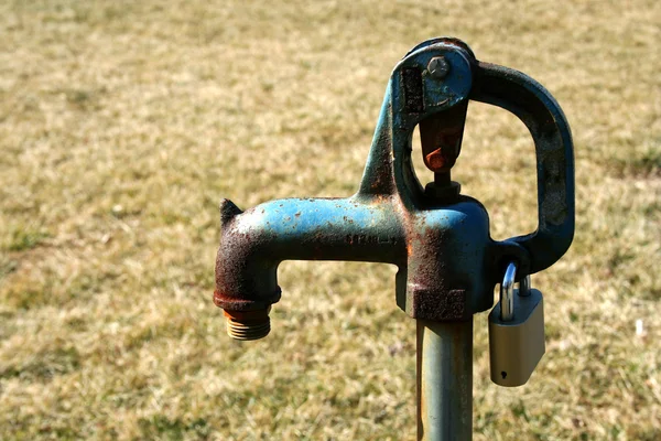 Vecchio rubinetto arrugginito — Foto Stock