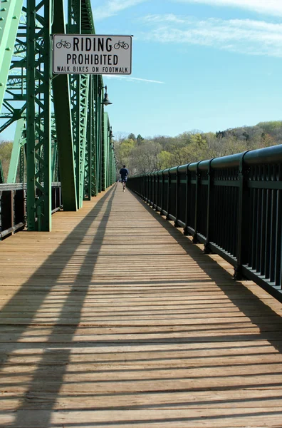 Passerelle de pont en bois avec jogger solitaire — Photo