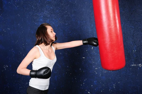 拳击女孩的肖像 — 图库照片