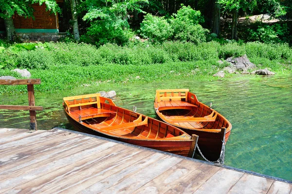 Лодки на лесном озере — стоковое фото
