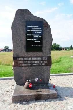 Saint-petersburg, Rusya Federasyonu - Ağustos 6: II, Ağustos tarihinde yapılan fotoğraf leningrad kuşatması sırasında askerler anıt taş dudin nevsky pyatachok - Rus tarihi bölge anısına cesur direnç Rus mikhail şiiri ile