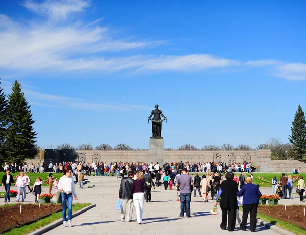 Zafer Bayramı piskaryovskoye memorial mezarlığı üzerinde — Stok fotoğraf
