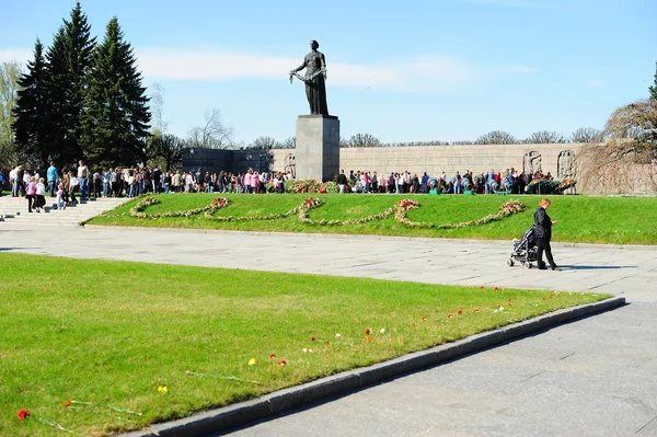 Dag van de overwinning op piskaryovskoye memorial cemetery — Stockfoto