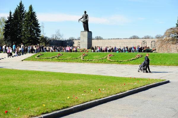 День Победы на Пискарёвском мемориальном кладбище
