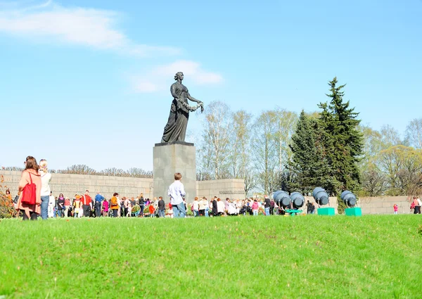 Zafer Bayramı piskaryovskoye memorial mezarlığı üzerinde — Stok fotoğraf