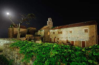 Geceleri güzel kilise