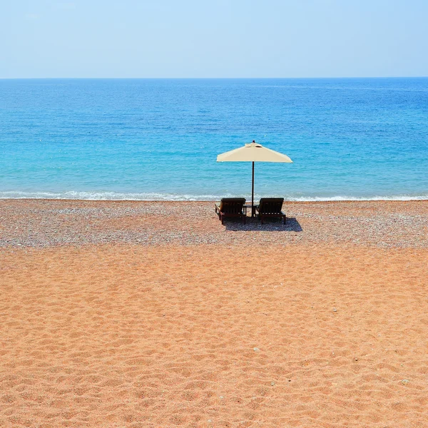 Sunshade no mar azul — Fotografia de Stock