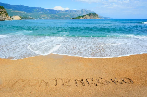 "Monténégro "écrit sur le sable — Photo