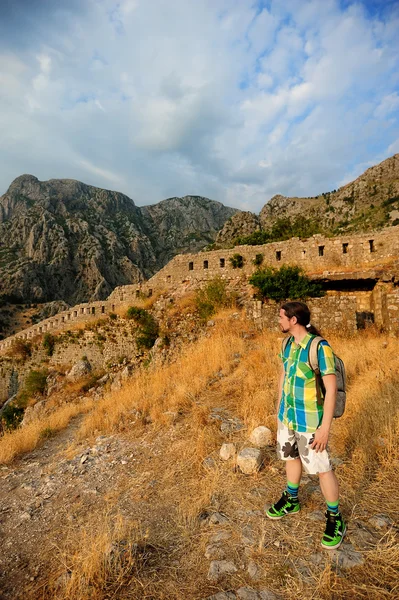 Tourist near the old fortress — Stock Photo, Image