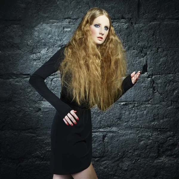 Kırmızı kıvırcık saçlı güzel bir genç kadının portresi — Stok fotoğraf