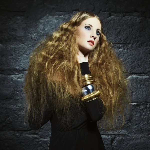 Egy gyönyörű fiatal nő, göndör, vörös hajú portréja — Stock Fotó